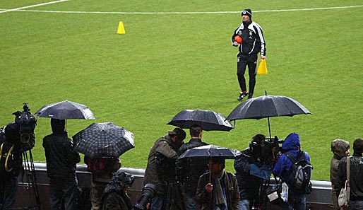 Im strömenden Regen absolvierte das DFB-Team ein letztes Training auf Kunstrasen