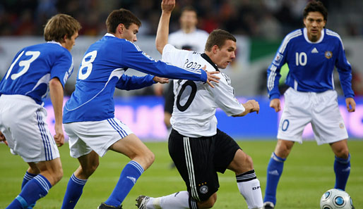 Allein gegen alle: Lukas Podolski (2.v.r.) hatte gegen Finnland einen schweren Stand