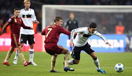 Und schon ist er weg: Mesut Özil entwischt dem Russen Igor Denissow
