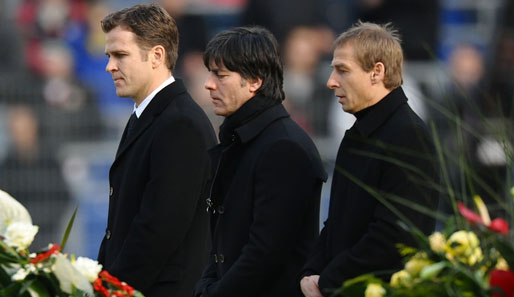 Oliver Bierhoff, Joachim Löw und Jürgen Klinsmann (v.l.n.r.) nehmen Abschied von Robert Enke