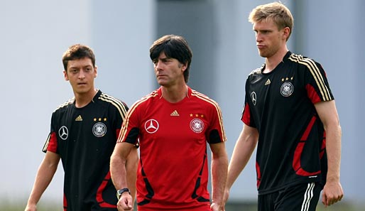 Bundestrainer Joachim Löw im Kreise seiner Hoffnungsträger: Mesut Özil und Per Mertesacker