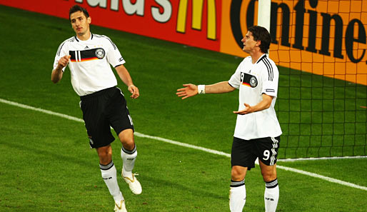 Mario Gomez (r.) würde gerne mit Miro Klose (l.) das WM-Sturmduo bilden