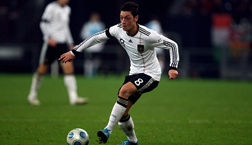 Mesut Özil machte bislang sieben Länderspiele unter Joachim Löw