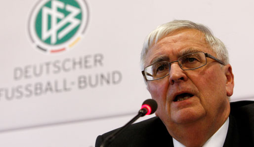 Erneut schlechte Nachrichten aus dem Schiedsrichterwesen für DFB-Präsident Theo Zwanziger