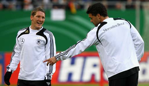 Bastian Schweinsteiger (l.) und Michael Ballack gehören zu den erfahrensten Nationalspielern