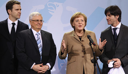 Zuletzt traf Angela Merkel am 10. Februar auf dei DFB-Delegation um Theo Zwanziger
