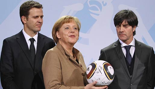 Bundeskanzlerin Angela Merkel besucht das DFB-Team im Trainingslager