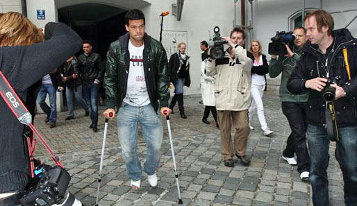 Michael Ballack (auf Krücken) verpasst die WM 2010 in Südafrika wegen einer Fußverletzung