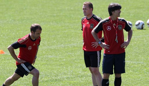 Das Trainerteam um Joachimn Löw (r.) erwartet die Bayern-Profis