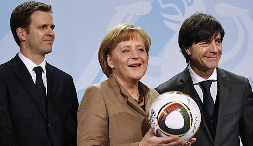 Die Bundeskanzlerin als Fußball-Fan: Angela Merkel (M.) mit Oliver Bierhoff (l.) und Joachim Löw (r.)