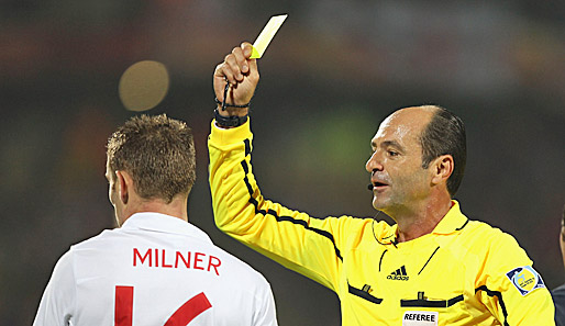 Bei der Partie zwischen England und den USA verteilte Carlos Simon sechs Gelbe Karten