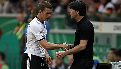 Bundestrainer Joachim Löw (r.) hat Lukas Podolski erneut den Rücken gestärkt