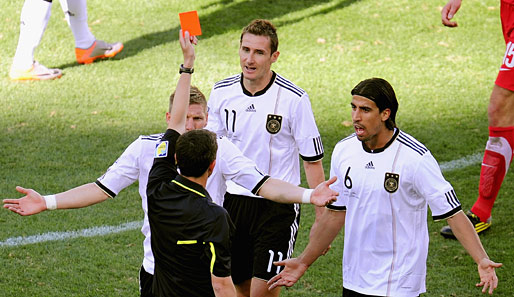 Ein Knackpunkt im Spiel gegen Serbien: Miroslav Klose sah noch vor der Pause Gelb-Rot