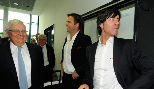 Das DFB-Team um Bundestrainer Joachim Löw (r.) ist aus Südafrika zurückgekehrt