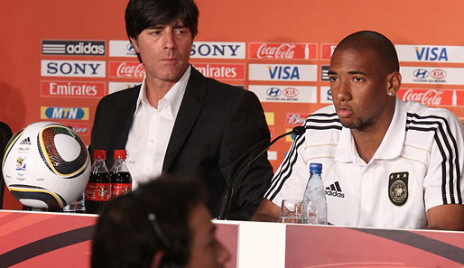 Bundestrainer Joachim Löw (l.) und Jerome Boateng auf der Pressekonferenz in Kapstadt