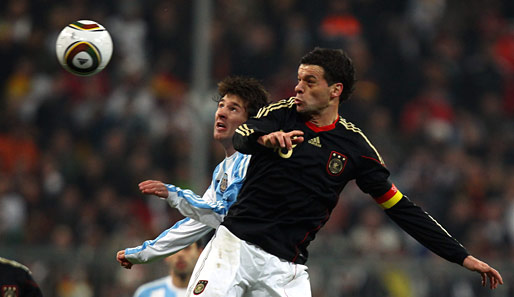 Michael Ballack von Bayer Leverkusen erzielte in 98 Länderspielen insgesamt 42 Tore