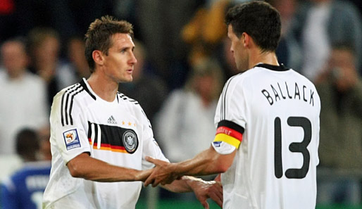Miroslav Klose (l.) erzielte in 101 Länderspielen für Deutschland insgesamt 52 Treffer