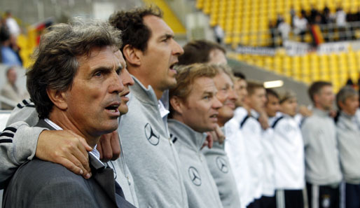 Für die deutsche U 21 unter Coach Rainer Adrion (l.) ist ein Sieg gegen Island Pflicht