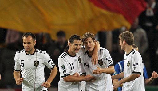 Holger Badstuber (3.v.l.) erzielte gegen Aserbaidschan sein erstes Länderspieltor für Deutschland