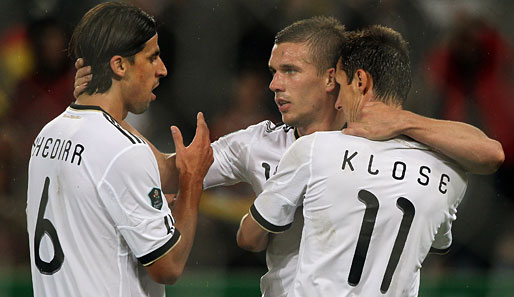 Zweiter Sieg im zweiten Spiel: Khedira (l.), Podolski und Klose feiern das 6:1 gegen Aserbaidschan