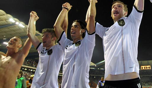Mertesacker, Khedira, Müller und Schweinsteiger (v.r.) ließen sich von den DFB-Fans in Belgien feiern