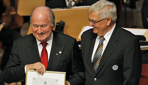 Theo Zwanziger (r.) befürwortet die Wiederwahl Joseph S. Blatters zum FIFA-Präsidenten