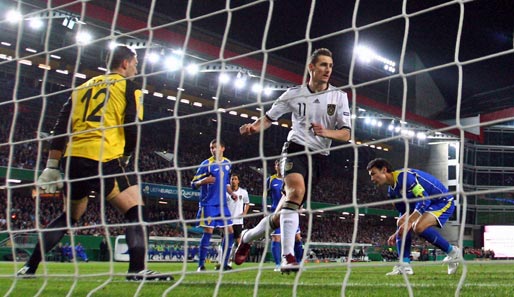 Miroslav Klose (r.) erzielte zwei Tore bei Deutschlands 4:0-Sieg gegen Kasachstan