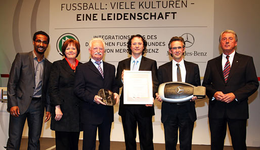 Nationalspieler Cacau (l.), Ursula Schwarzenbart, Diversity-Managerin der Daimler AG (2.v.l.) und DFB-Vizepräsident Rolf Hocke (r.) mit den Gewinnern der SpVgg Kaufbeuren