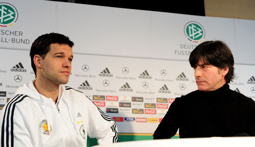 Joachim Löw (r.) lässt die Zukunft von Michael Ballack im DFB-Team vorerst noch offen