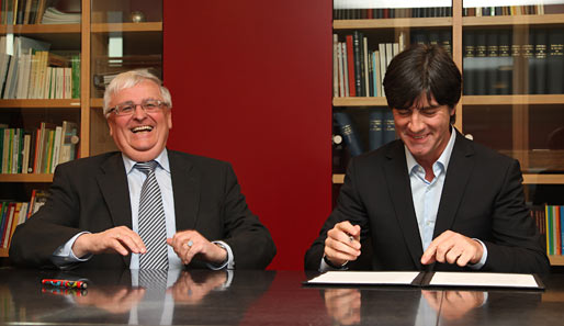 Glückseligkeit beim DFB: Präsident Zwanziger (l.) und Bundestrainer Löw bei dessen Unterschrift