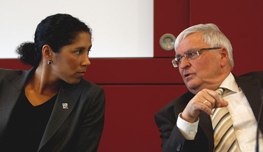Steffi Jones (l.) kann sich vorstellen, irgendwann Zwanzigers Job als DFB-Präsident zu übernehmen