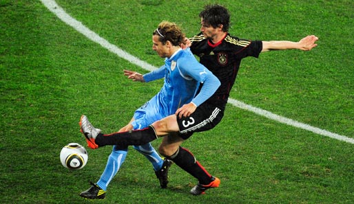 Im Spiel um Platz drei bei der WM 2010 traf Diego Forlan für Uruguay gegen Deutschland