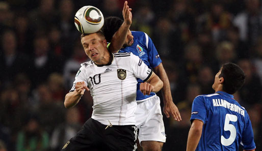 Das Hinspiel gewann die DFB-Elf um Lukas Podolski (l.) mit 6:1