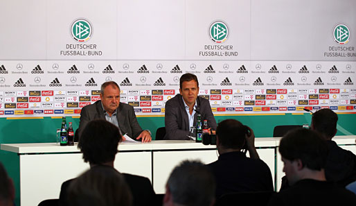 Bierhoff stellt sich bei der Pressekonferenz gemeinsam mit Neuer und Müller den Fragen der Presse