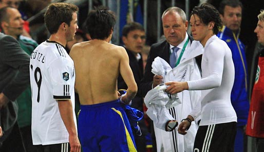 Mario Götze (l.) erhält viel Lob von seinem Nationalmannschafts-Kollegen Mesut Özil