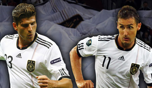Mario Gomez (l.) und Miroslav Klose kämpfen im DFB-Team um den Platz im Sturm