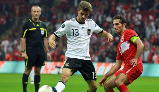 Thomas Müller im Duell mit seine Ex-FCB-Teamkollegen Hamit Altintop