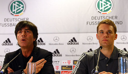 Bundestrainer Joachim Löw und Manuel Neuer stellen sich den Fragen den Journalisten
