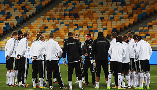 Bundestrainer Joachim Löw versammelt seine Spieler zu einer Besprechung im Training