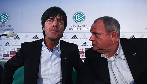 Joachim Löw (l.) mit DFB-Pressesprecher Harald Stenger