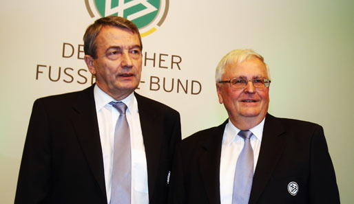 Wolfgang Niersbach (l.) übernimmt das Amt des DFB-Präsidenten von Theo Zwanziger (r.)