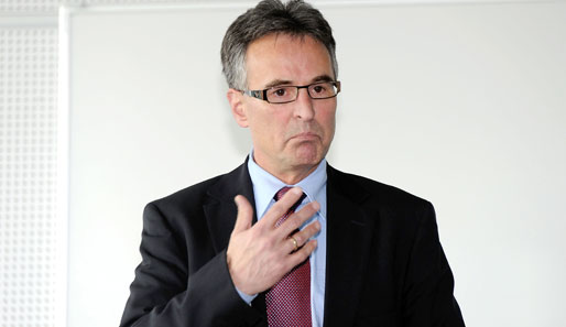 Helmut Sandrock wird Generalsekretär, sein Nachfolger als Direktor wird Ulf Schott