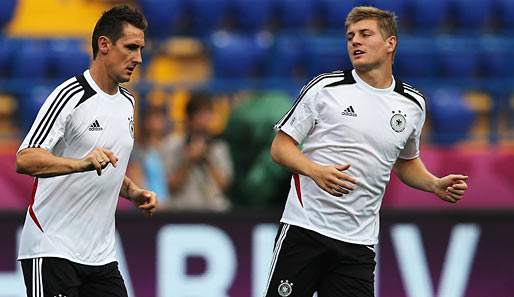 Toni Kroos (r.) und Miroslav Klose sind bislang nur Reservisten im DFB-Team