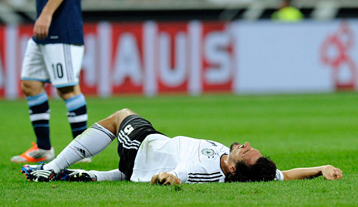 Mats Hummels blieb nach dem Kopfballduell mit Gonzalo Higuain am Boden liegen