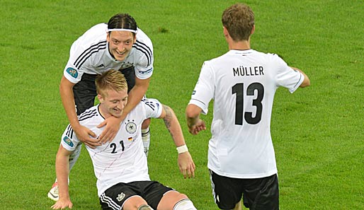 Szene von der EM: Mesut Özil und Thomas Müller jubeln über einen Treffer von Marco Reus