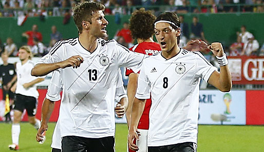 Zuletzt gab es für Thomas Müller (l.) und Mesut Özil einen knappen 2:1-Erfolg in Österreich