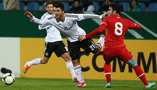 Tolgay Arslan (M.) bereitete bei seinem U21-Debüt den Treffer zum 1:0 vor
