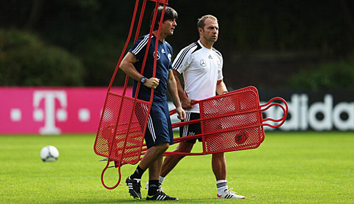 Bundestrainer Joachim Löw (l.) mit seinem Co-Trainer Hansi Flick