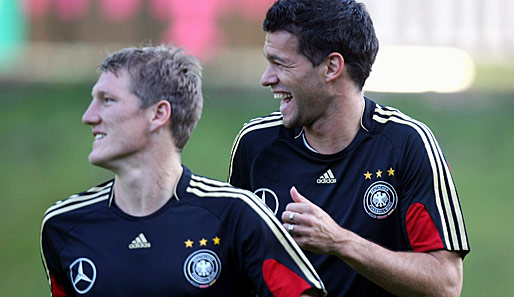 Bastian Schweinsteiger (l.) spielte gemeinsam mit Michael Ballack (r.) bei Bayern und im DFB-Team