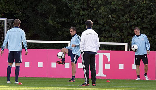 Bastian Schweinsteiger (r.), Bundestrainer Joachim Löw (2.v.r.) und Philipp Lahm beim Training